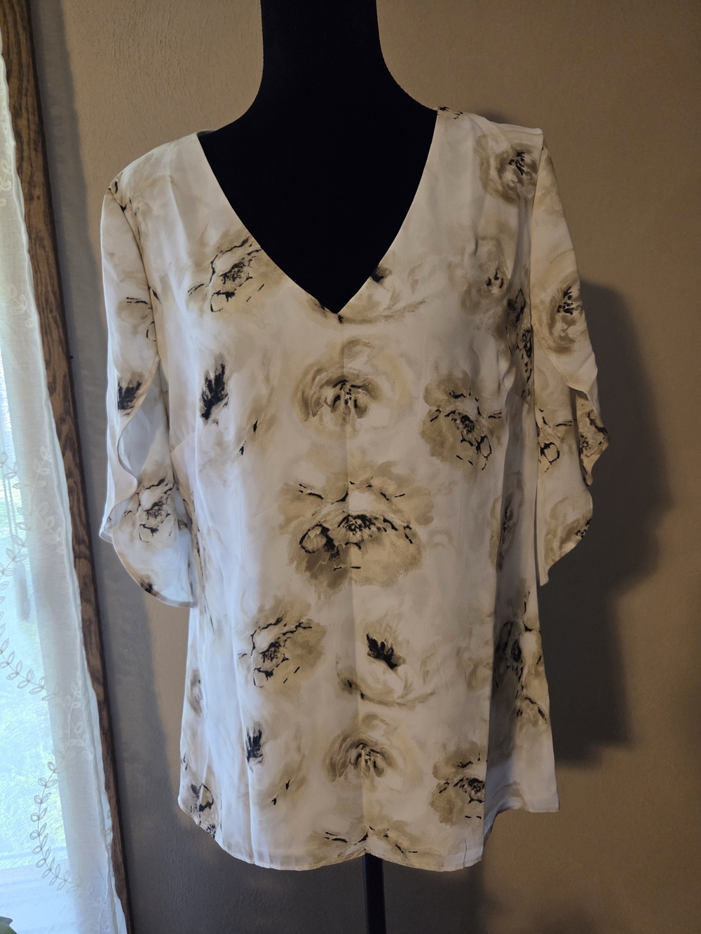 White House Black Market Cream Floral V-Neck Blouse with Taupe Accents Size 8